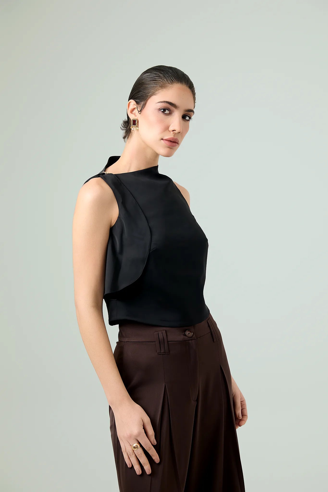 Éclat-high neck asymmetric